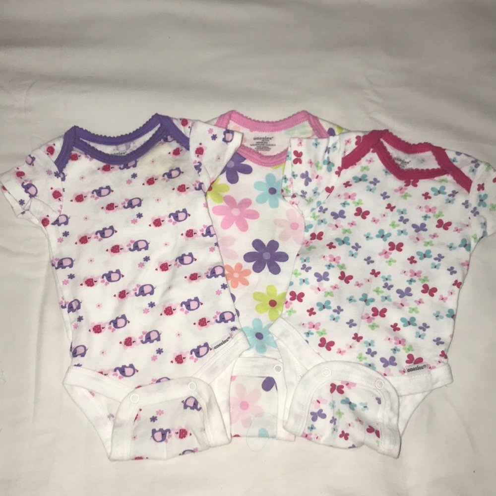 3 newborn bodysuits! (slightly used)
